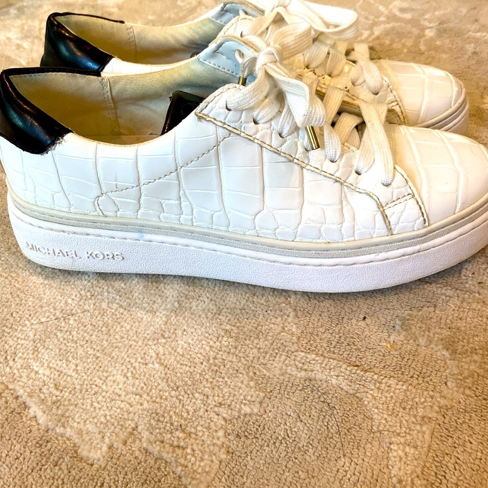 Women's Michael Michael Kors Chapman Lace-Up sneaker size 6!! - Picture 2 of 6